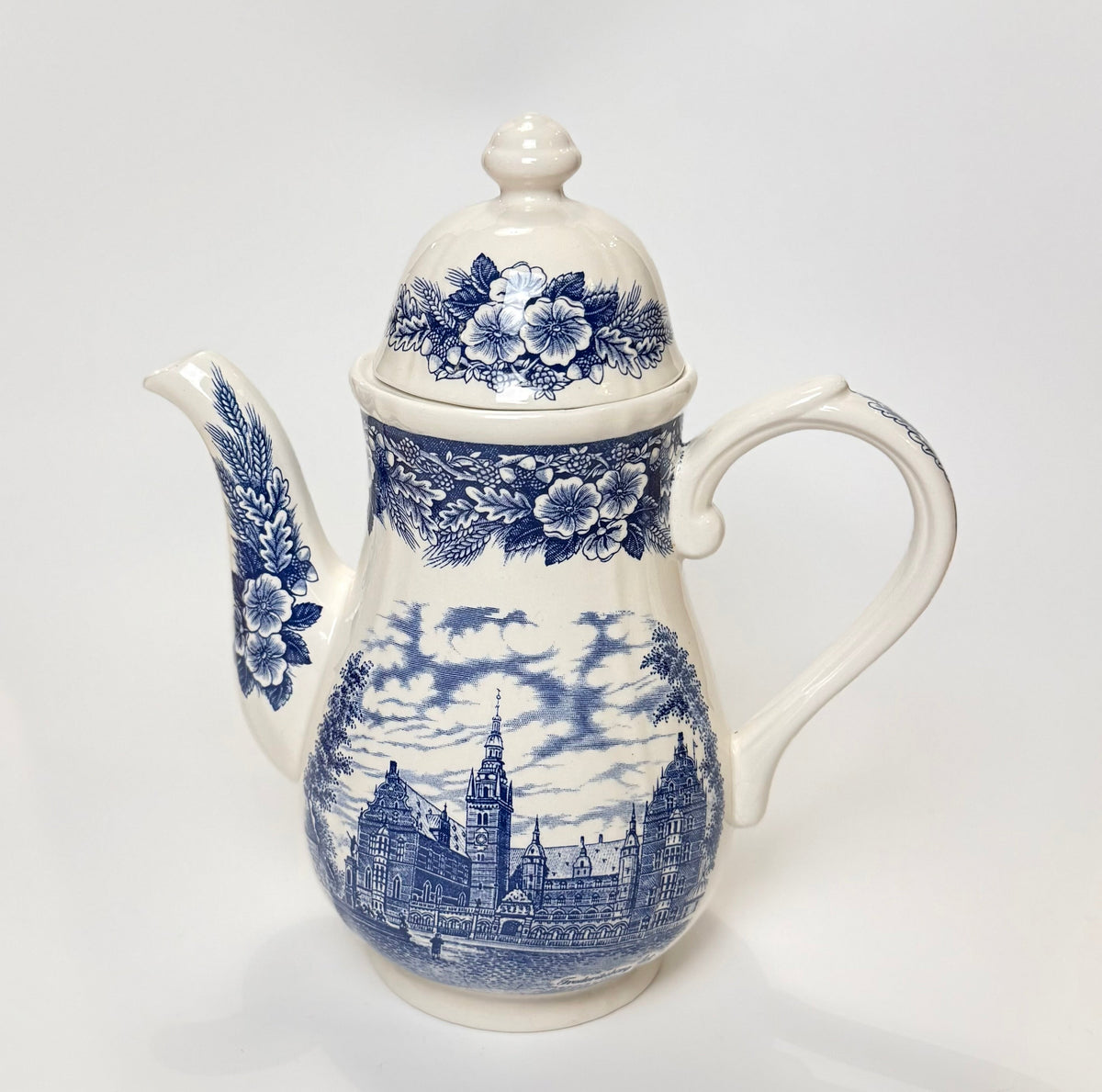 Imerco’s 50 års jubilæums kaffekande i fajance, Frederiksborg Slot, 1978