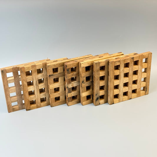 Vintage bordskånere i fingersamlet træ – sæt med 7 – 10,5 × 10,5 cm