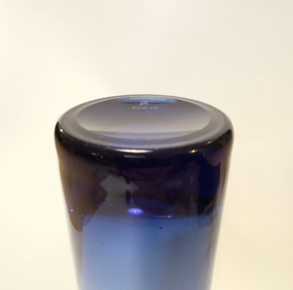 Holmegaard safir cylindrisk vase i safirblåt glas, 30,5 cm, designet af Per Lütken – med KFUM-Spejder gravering
