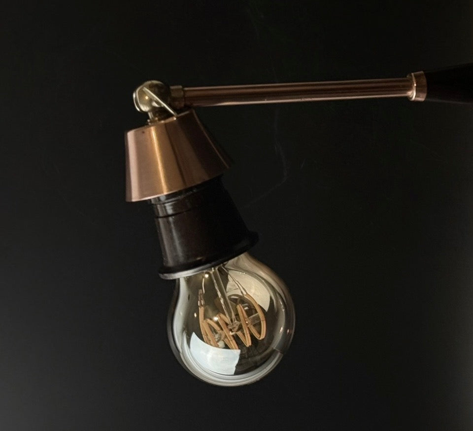 Dansk vintage væglampe i rosentræ og kobber – justerbar arm – 1960'erne