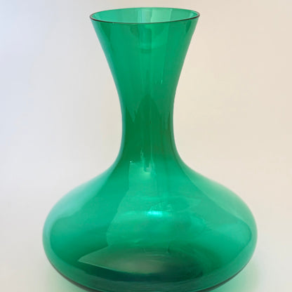 Skandinavisk grøn glas­karaffel i mundblæst glas, ca. 1960’erne