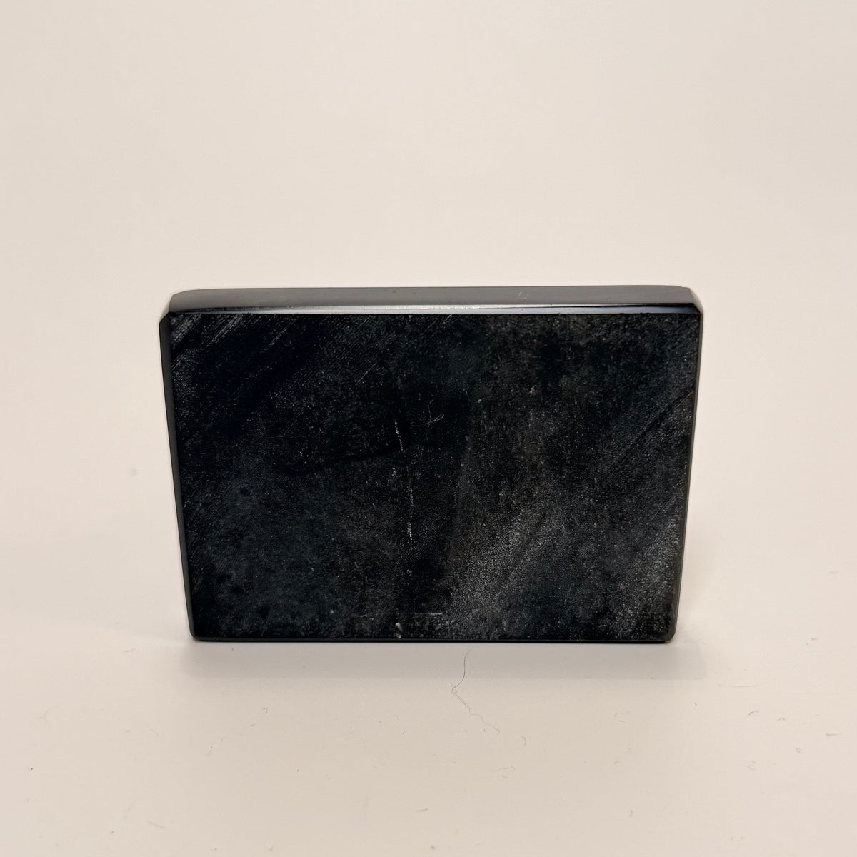 Håndskåret mexicansk figur i sort obsidian med perlemor