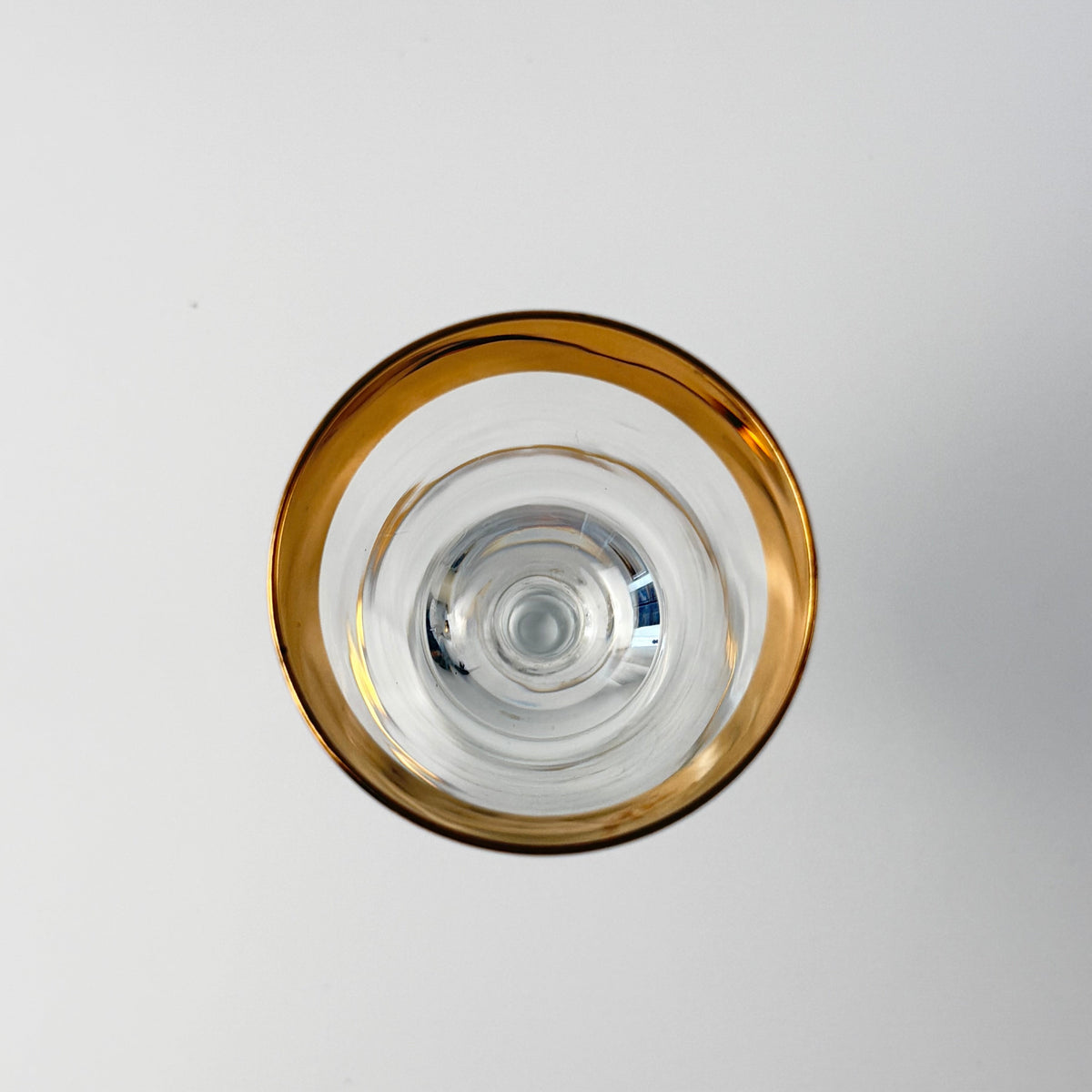Lyngby Glas Tosca snapseglas i krystal med bred ciseleret guldkant, 1960'erne