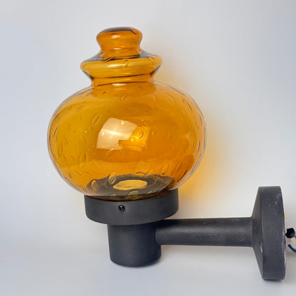 E.S. Horn, original udendørs væglampe med ravfarvet glaskuppel – dansk vintage 1970’er