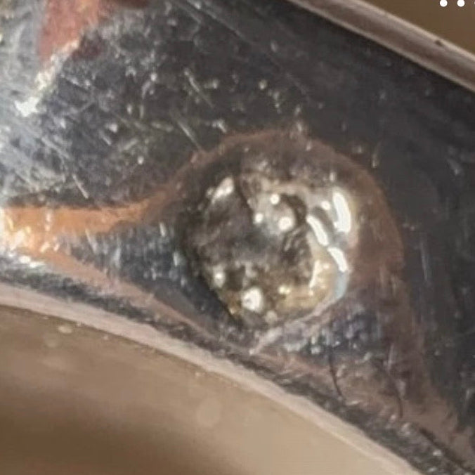 Vintage brutalistisk statementring i forsølvet metal med rosa resin