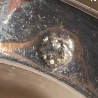 Vintage brutalistisk statementring i forsølvet metal med rosa resin