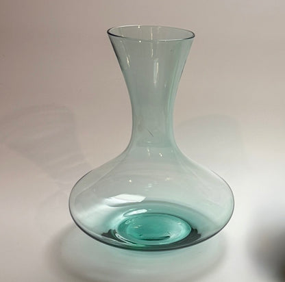 Skandinavisk turkis-grøn glas­karaffel i mundblæst glas, ca. 1960’erne