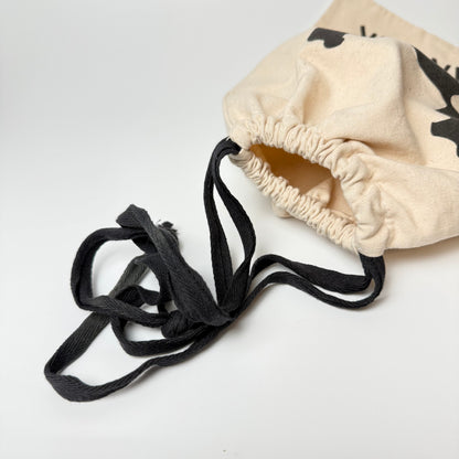 Original Urban Elk stofpose i kraftig naturfarvet bomuld med sort snørelukning og Urban Elk-logo på forsiden.

Velegnet som opbevaringspose til sko, accessories eller mindre tasker til voksne og børn. 

Mål:
• Ca. 33 × 24 cm

Stand:
Pæn brugt stand med lette brugsspor og enkelte folder efter opbevaring. Se billederne, da de er en del af beskrivelsen.