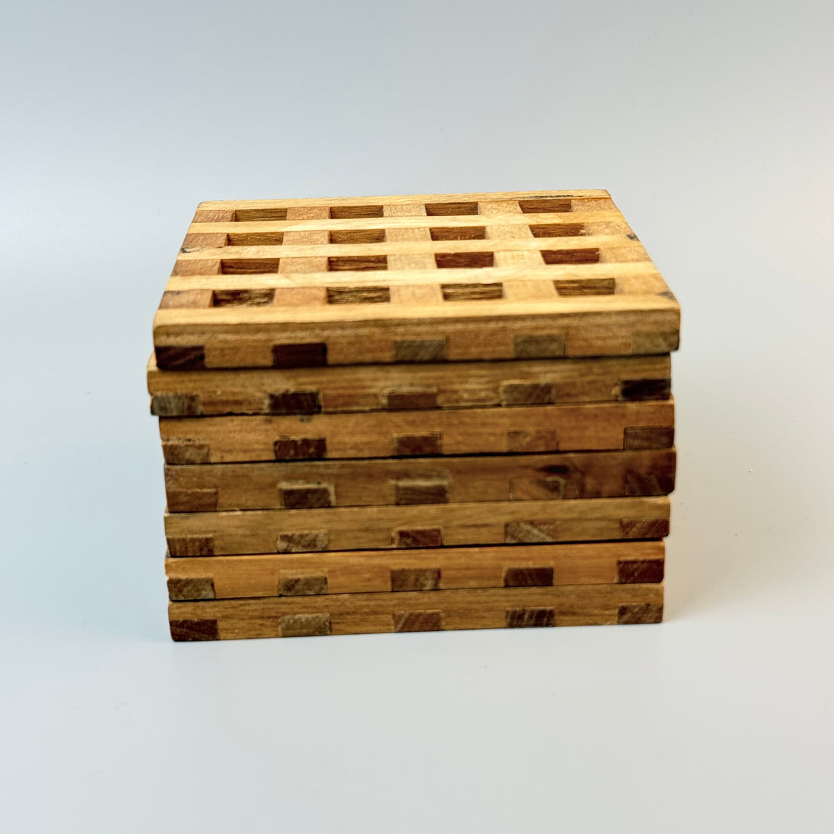 Vintage bordskånere i fingersamlet træ – sæt med 7 – 10,5 × 10,5 cm