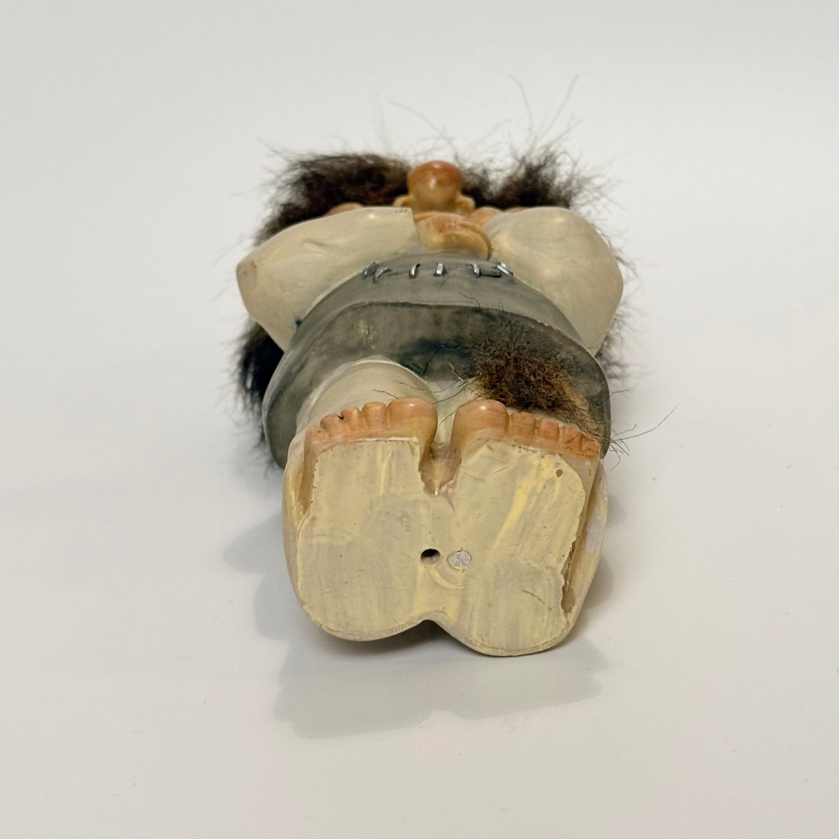 Vintage troldefigur i porcelæn med naturhår – ca. 13 cm