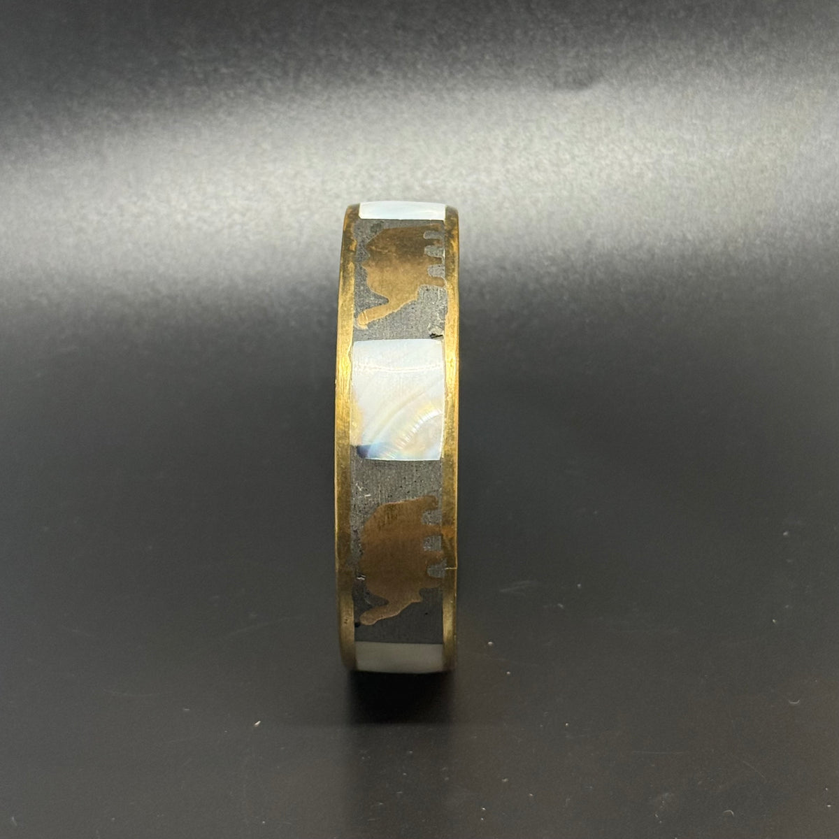 Vintage-Messingarmband mit Perlmutt und Elefanten