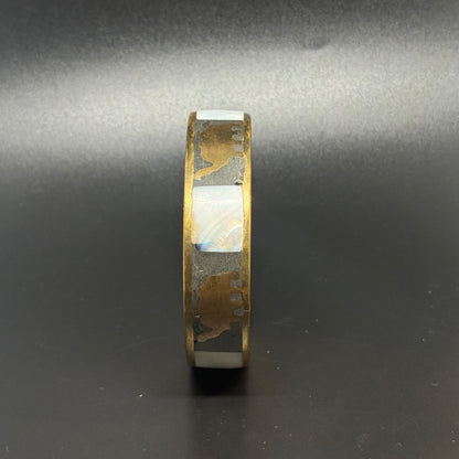 Vintage-Messingarmband mit Perlmutt und Elefanten
