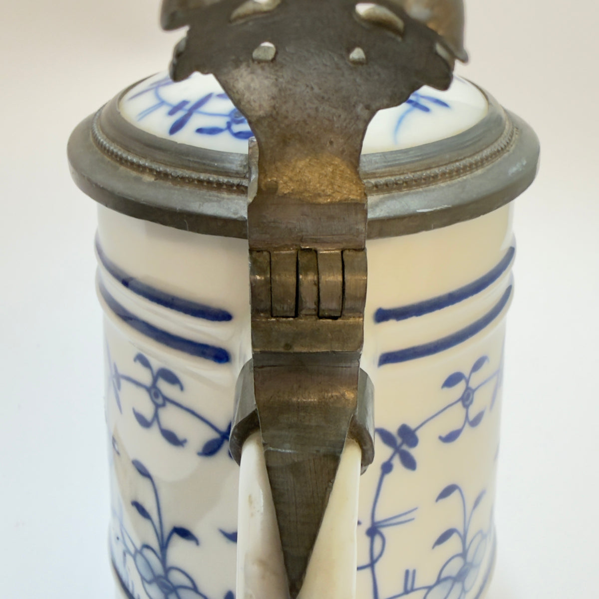 Lithophane ølkrus i porcelæn med tinlåg, 1930-40'erne