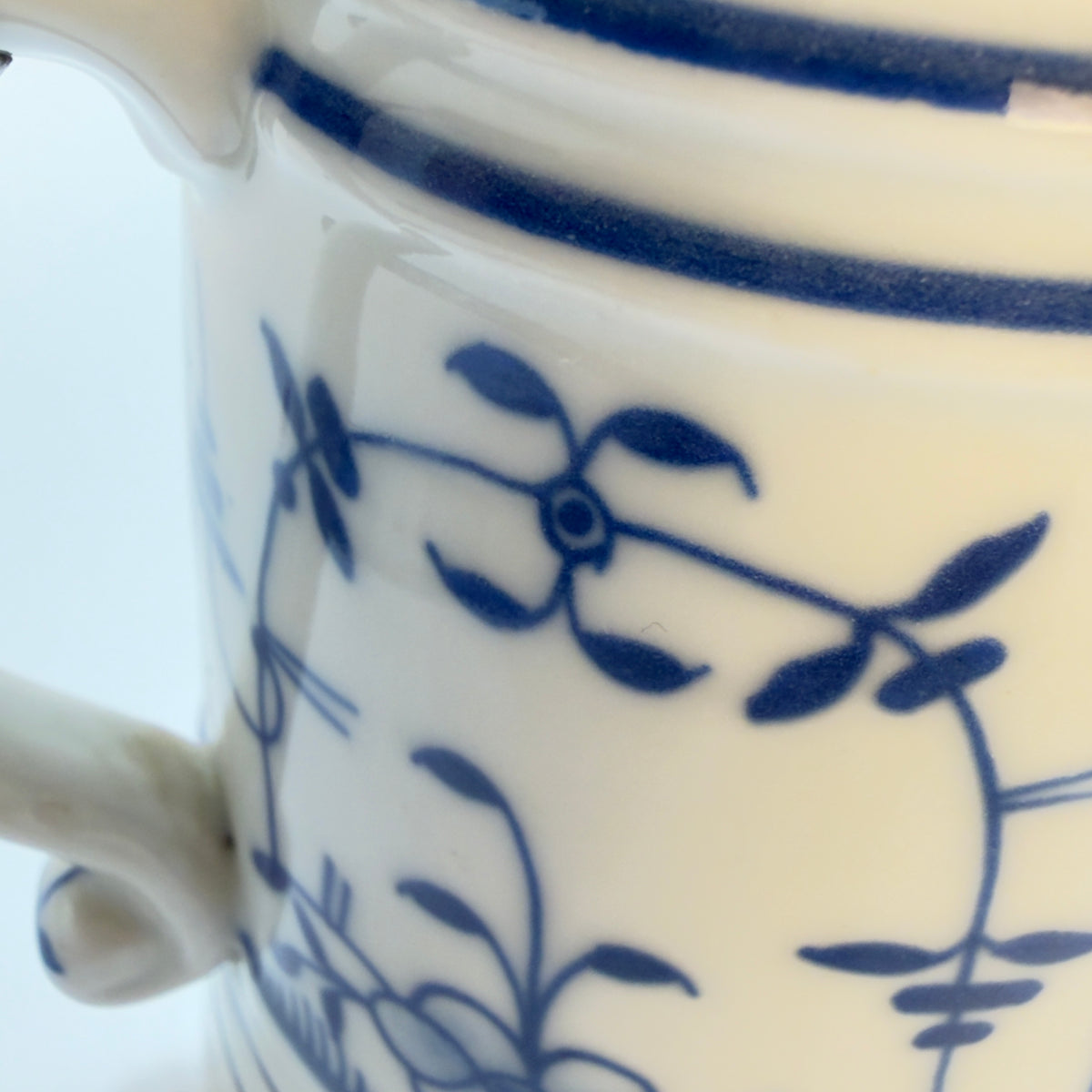Lithophane ølkrus i porcelæn med tinlåg, 1930-40'erne