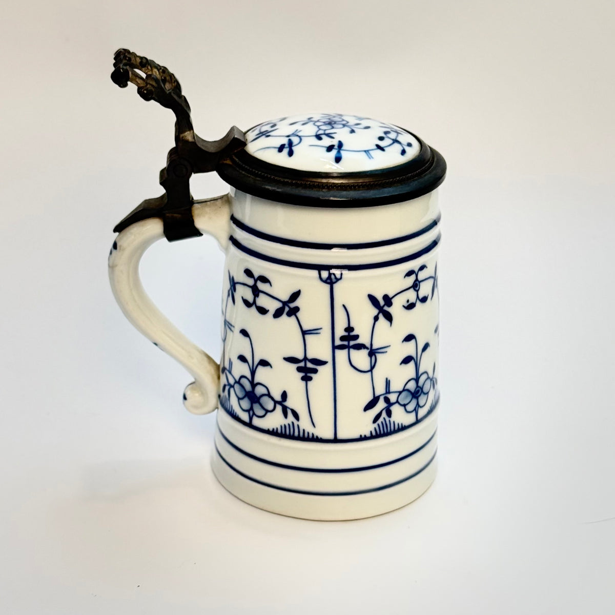 Lithophane ølkrus i porcelæn med tinlåg, 1930-40'erne