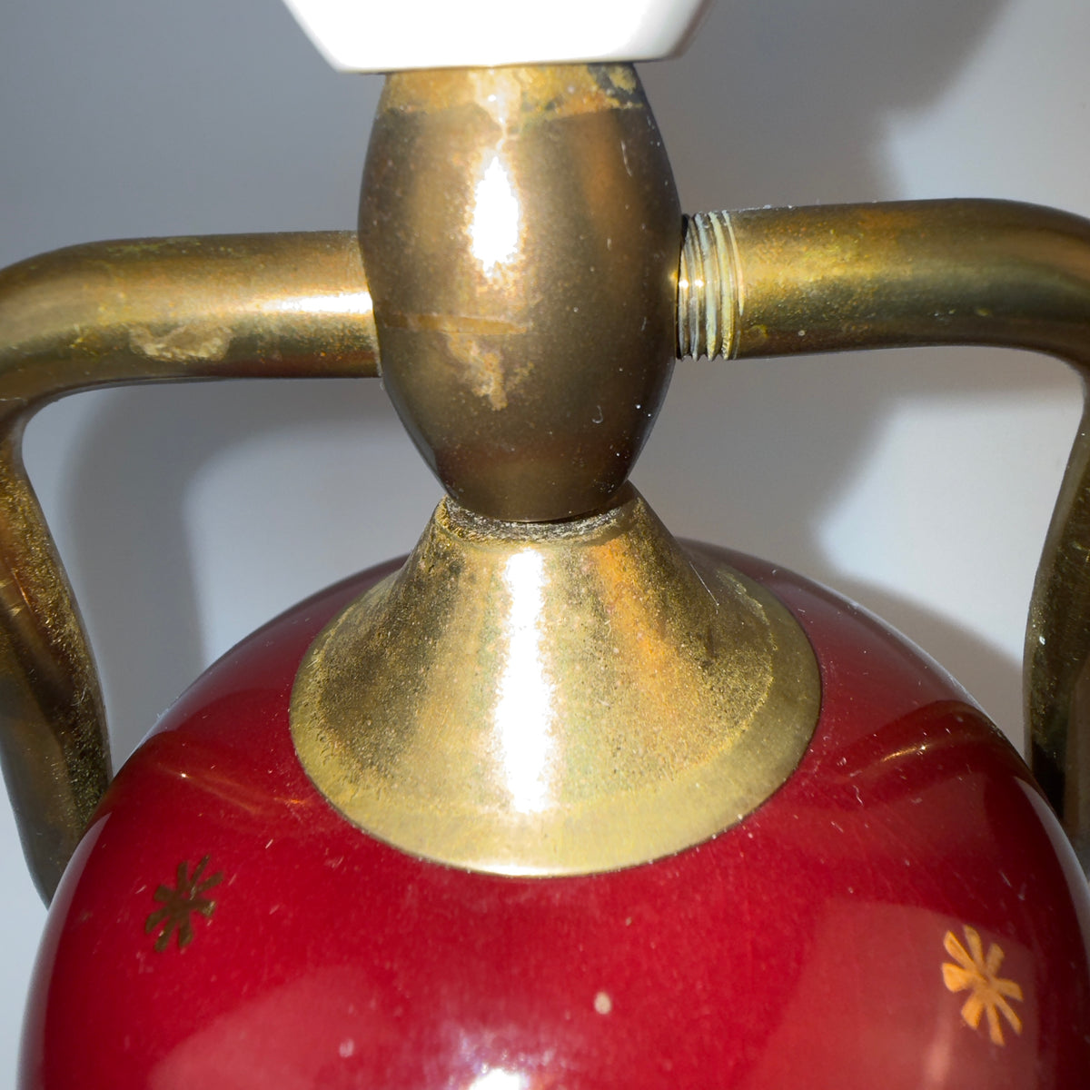 Vintage kombinationslampe massiv messing og rødt porcelæn – bord- og væglampe