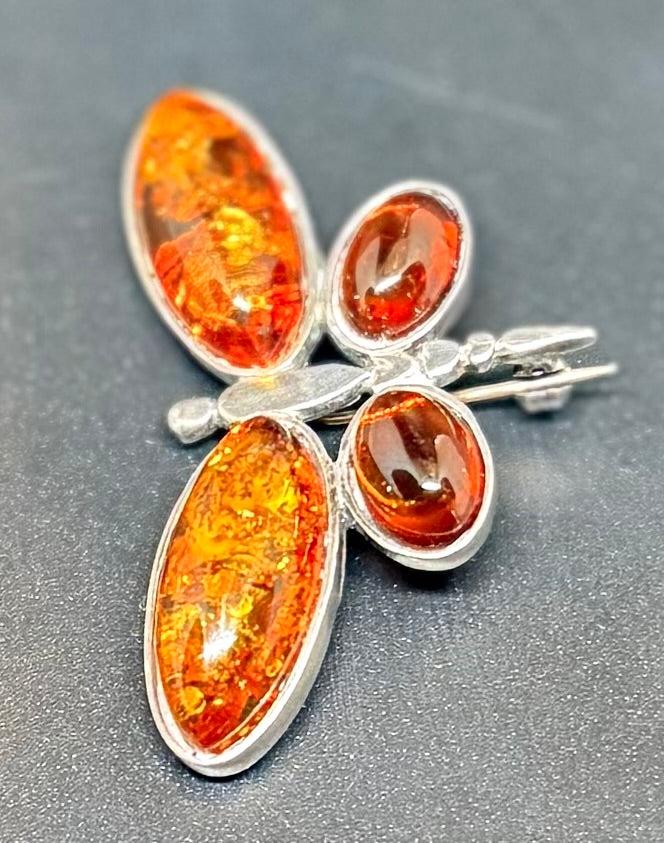Broche i 925 sølv med baltisk rav – sommerfugl, vintage
