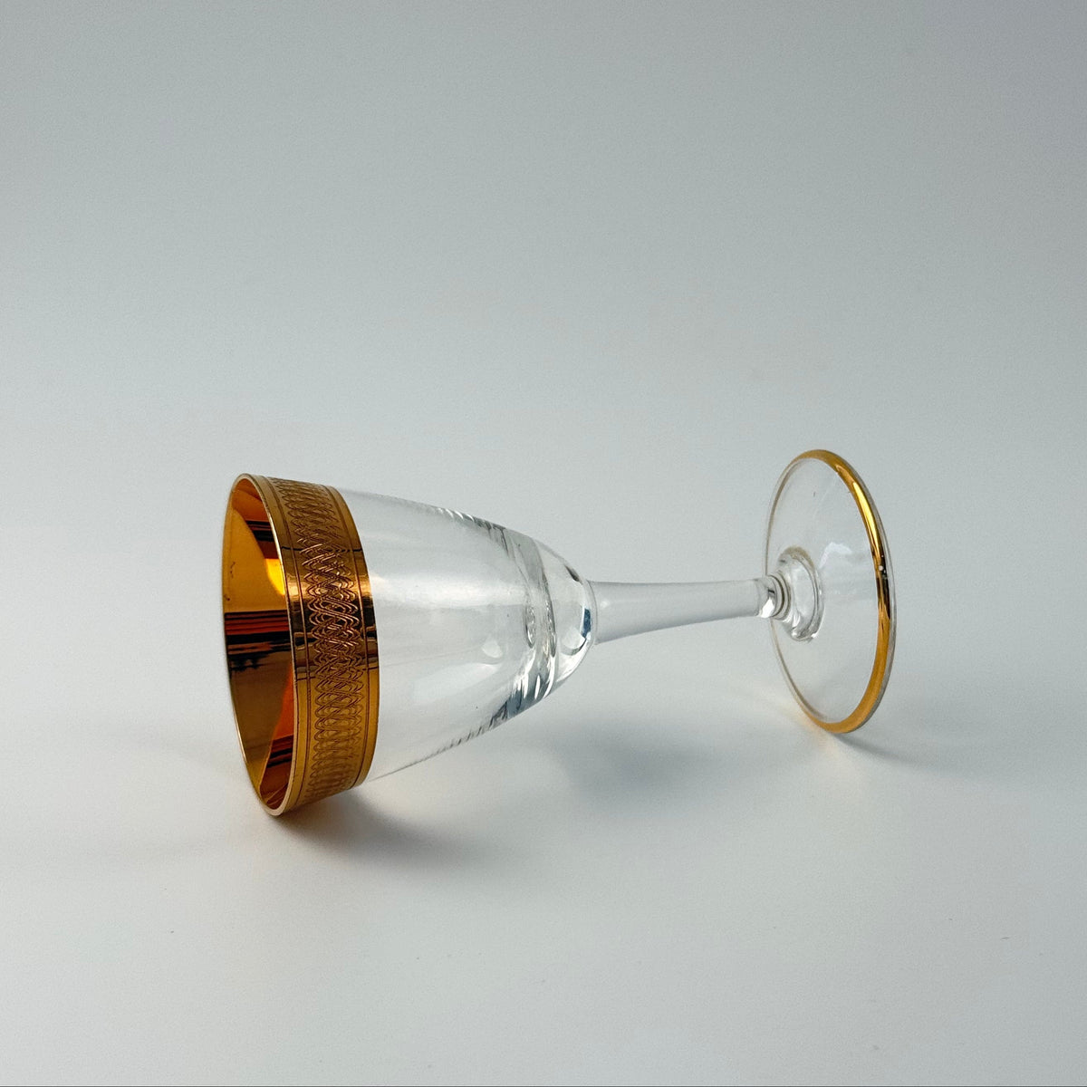 Lyngby Glas Tosca snapseglas i krystal med bred ciseleret guldkant, 1960'erne