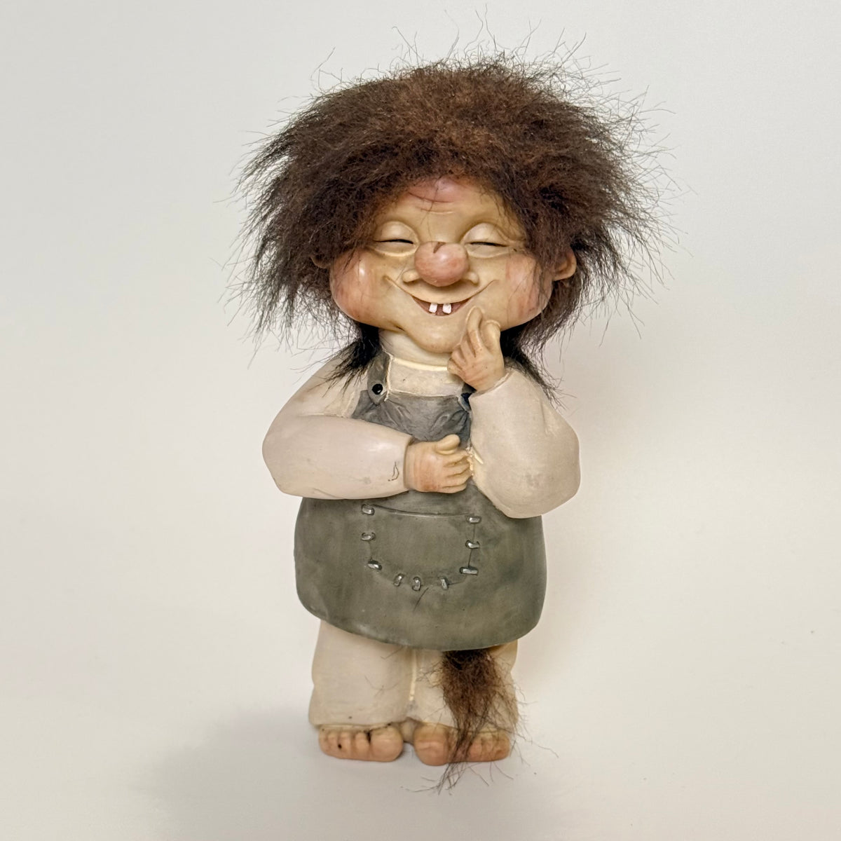 Vintage troldefigur i porcelæn med naturhår – ca. 13 cm