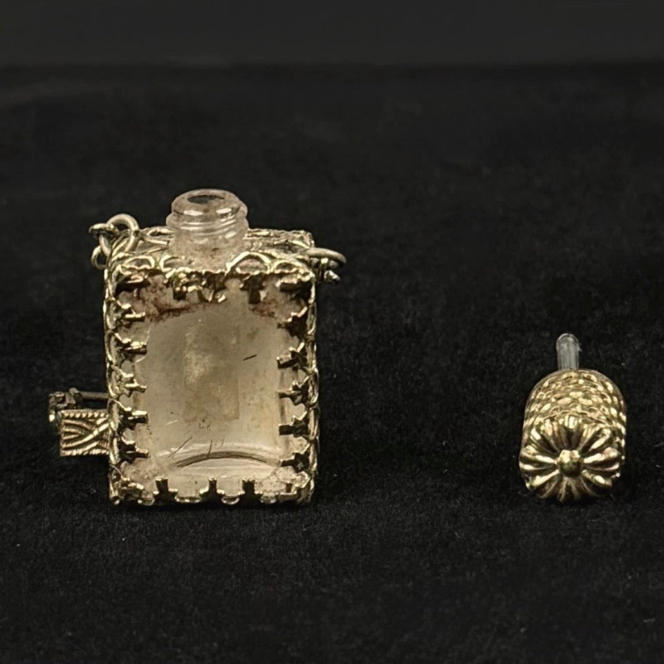 Art deco miniature parfumeflaske broche med petit point broderi