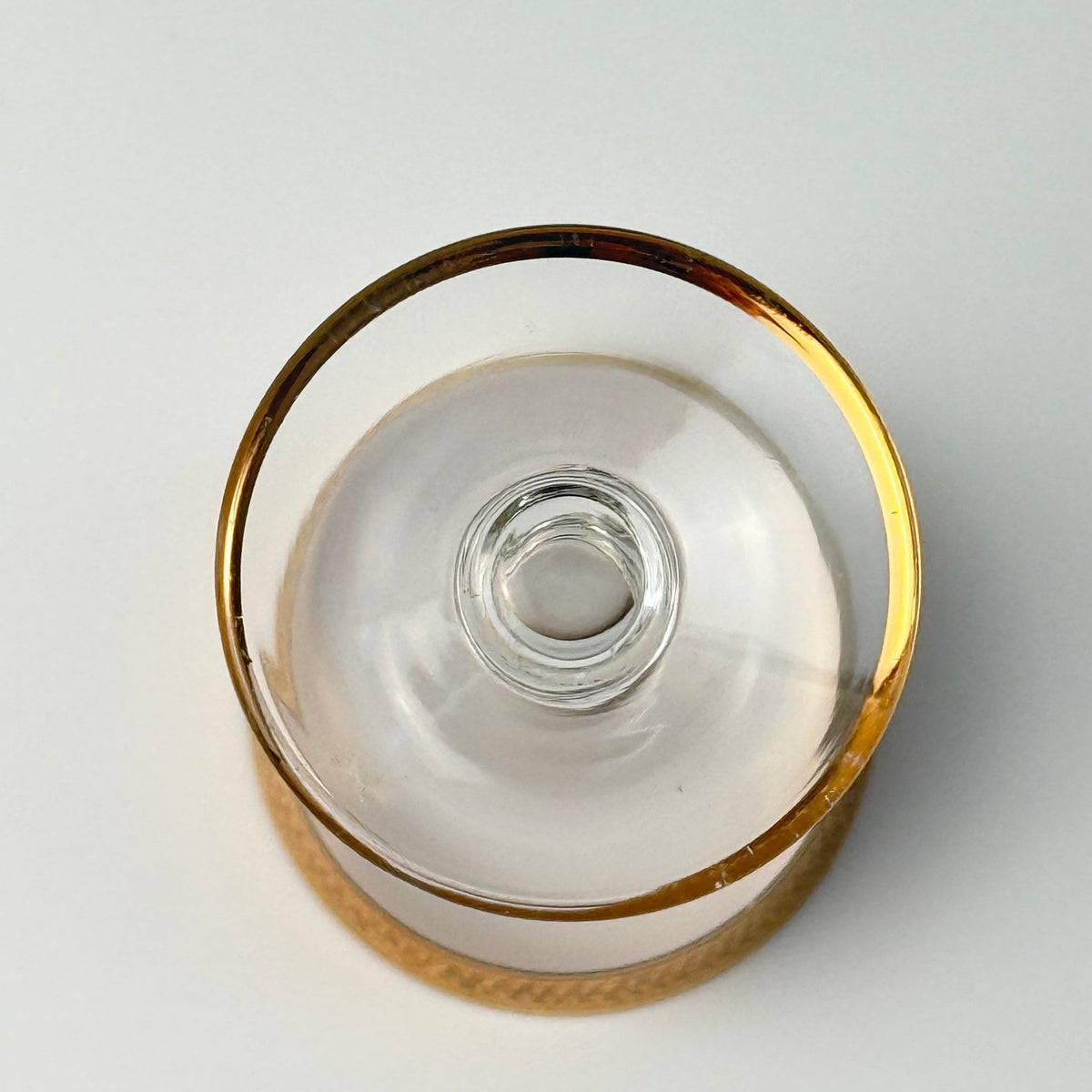Lyngby Glas Tosca snapseglas i krystal med bred ciseleret guldkant, 1960'erne