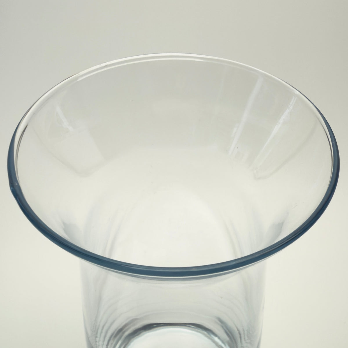 Glasvase i klart glas med svunget form, 26 cm