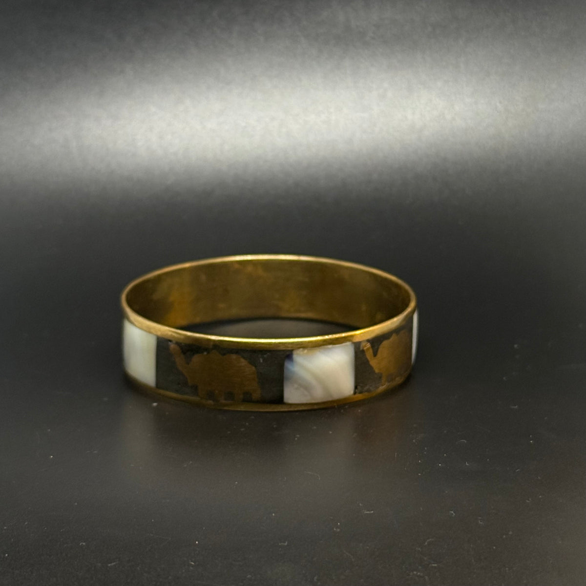Vintage-Messingarmband mit Perlmutt und Elefanten