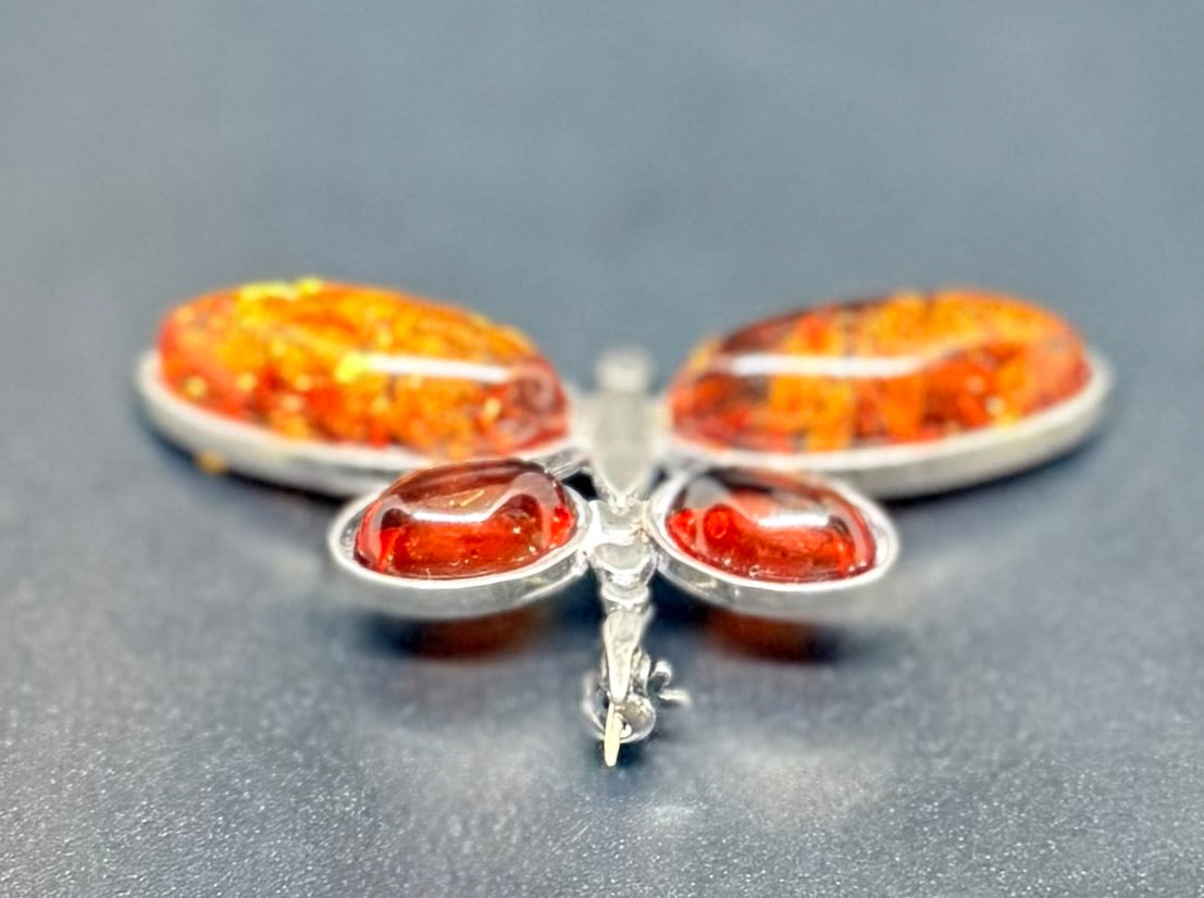 Broche i 925 sølv med baltisk rav – sommerfugl, vintage