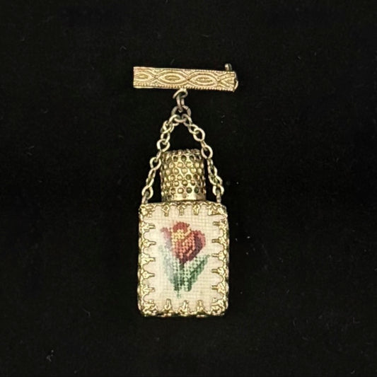 Art deco miniature parfumeflaske broche med petit point broderi