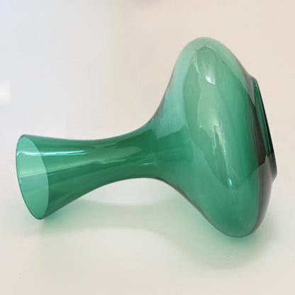 Skandinavisk grøn glas­karaffel i mundblæst glas, ca. 1960’erne
