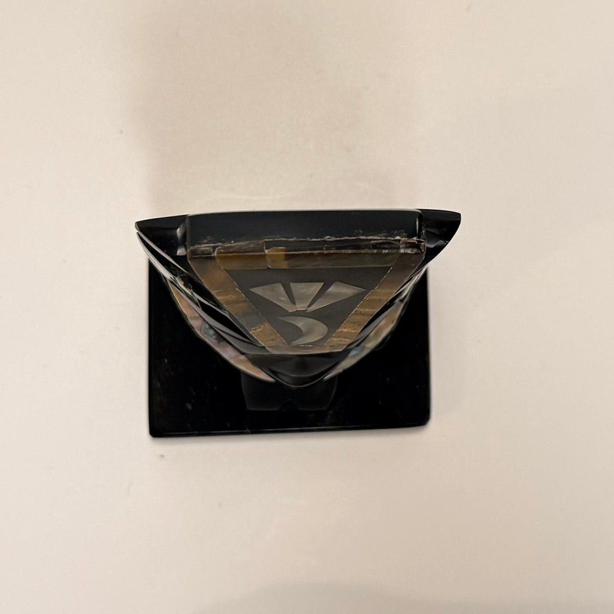 Håndskåret mexicansk figur i sort obsidian med perlemor
