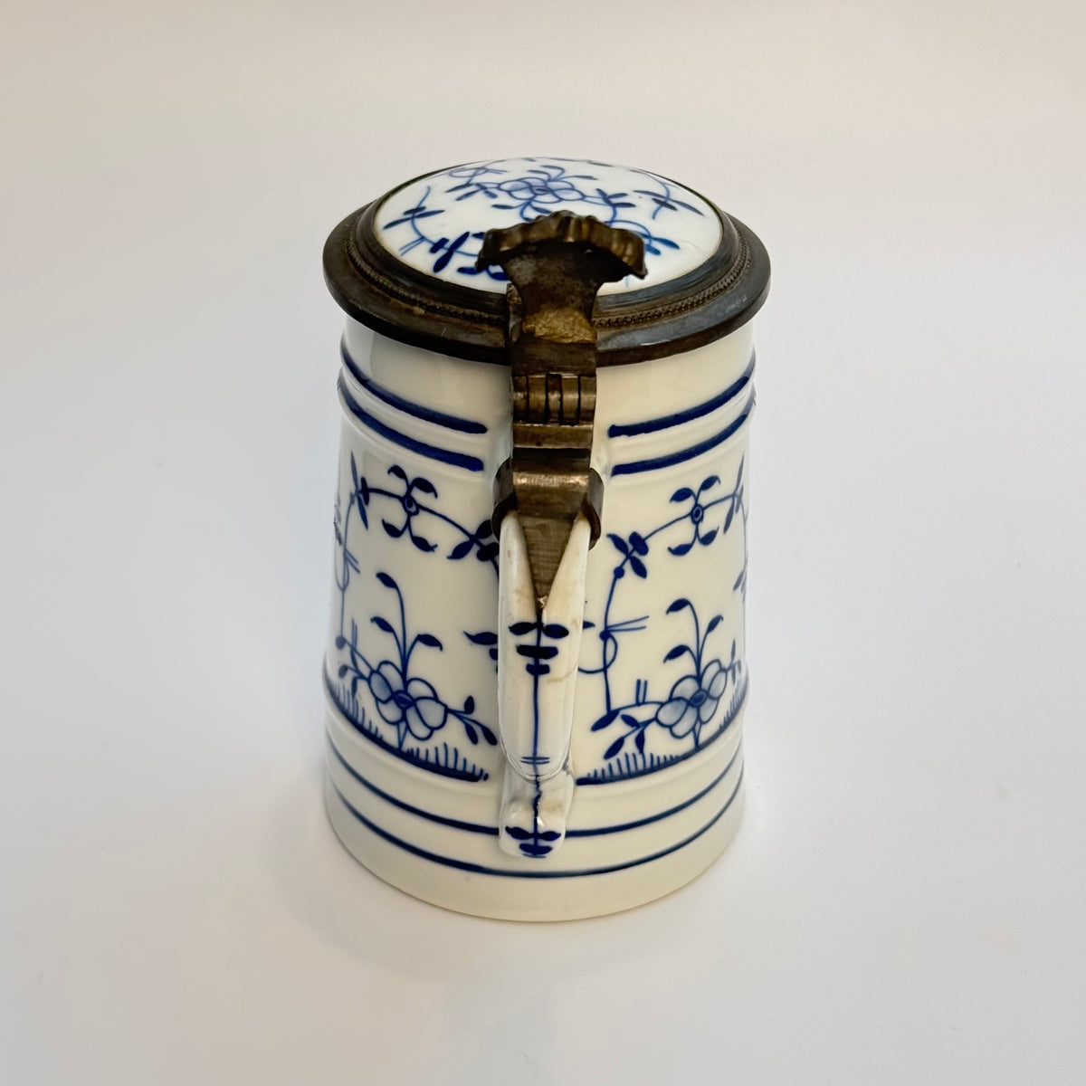 Lithophane ølkrus i porcelæn med tinlåg, 1930-40'erne