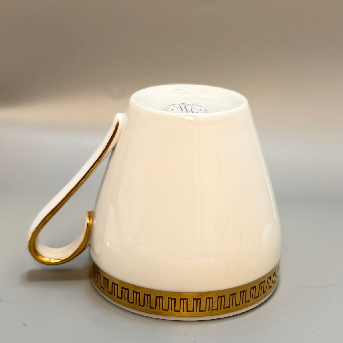 Lyngby Porcelæn kaffekop med underkop og kagetallerken – guldmæanderbort, Danmark