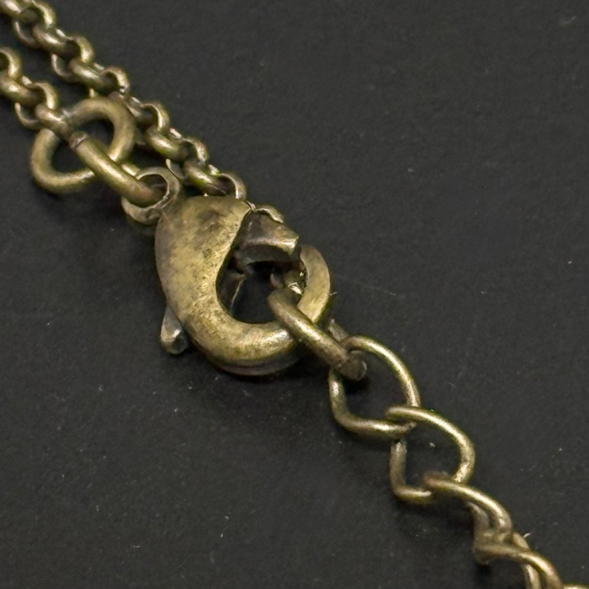 Halskette mit Anhänger aus antikgoldfarbenem Metall