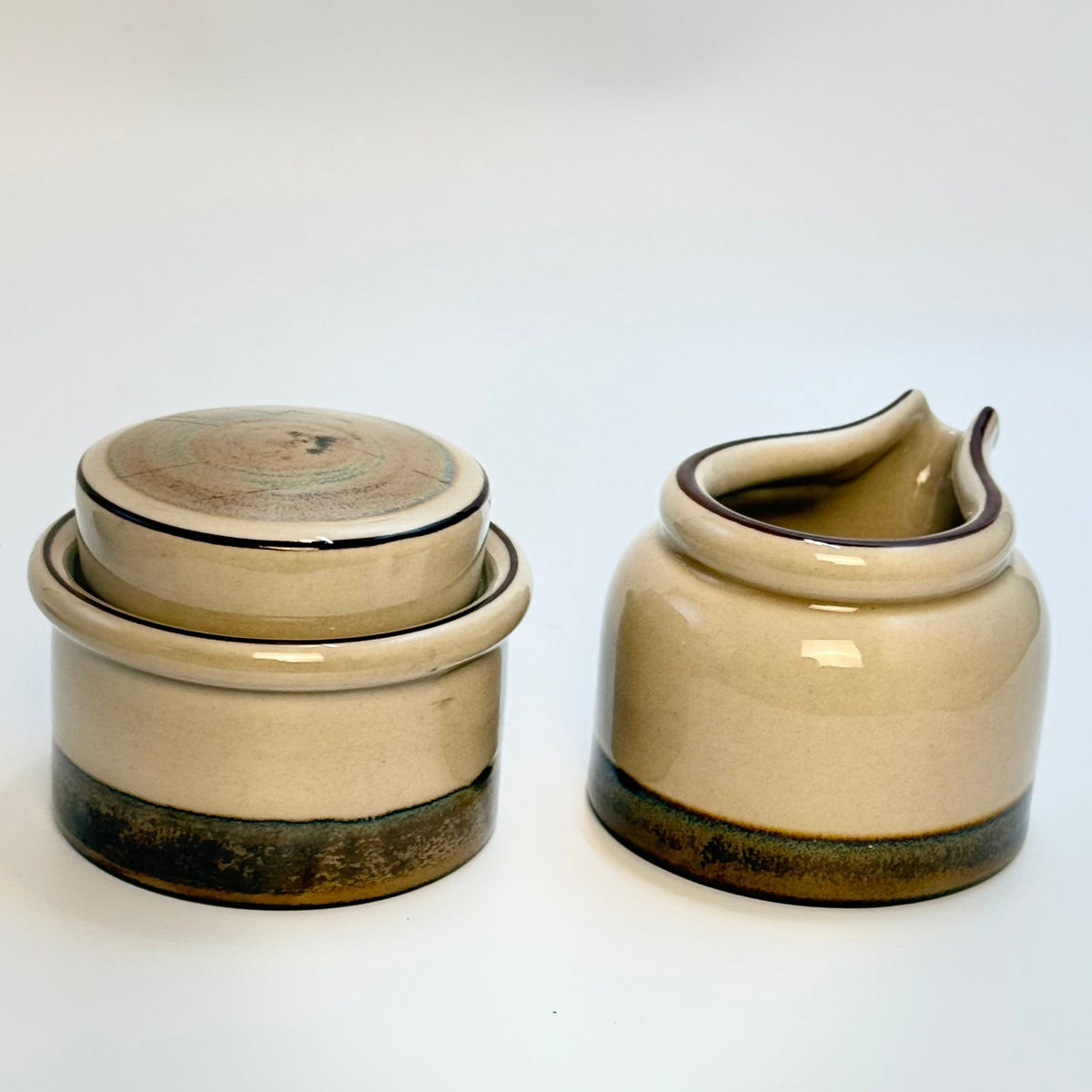 Bing & Grøndahl stoneware 303 – flødekande og sukkerskål med Låg – vintage stentøj