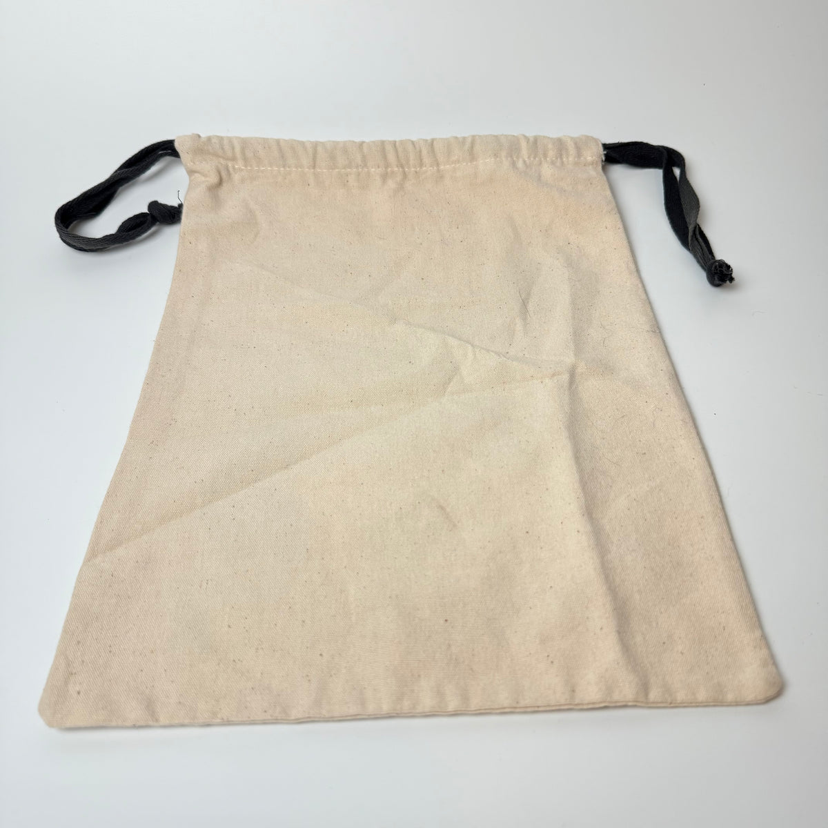 Original Urban Elk stofpose i kraftig naturfarvet bomuld med sort snørelukning og Urban Elk-logo på forsiden.

Velegnet som opbevaringspose til sko, accessories eller mindre tasker til voksne og børn. 

Mål:
• Ca. 33 × 24 cm

Stand:
Pæn brugt stand med lette brugsspor og enkelte folder efter opbevaring. Se billederne, da de er en del af beskrivelsen.