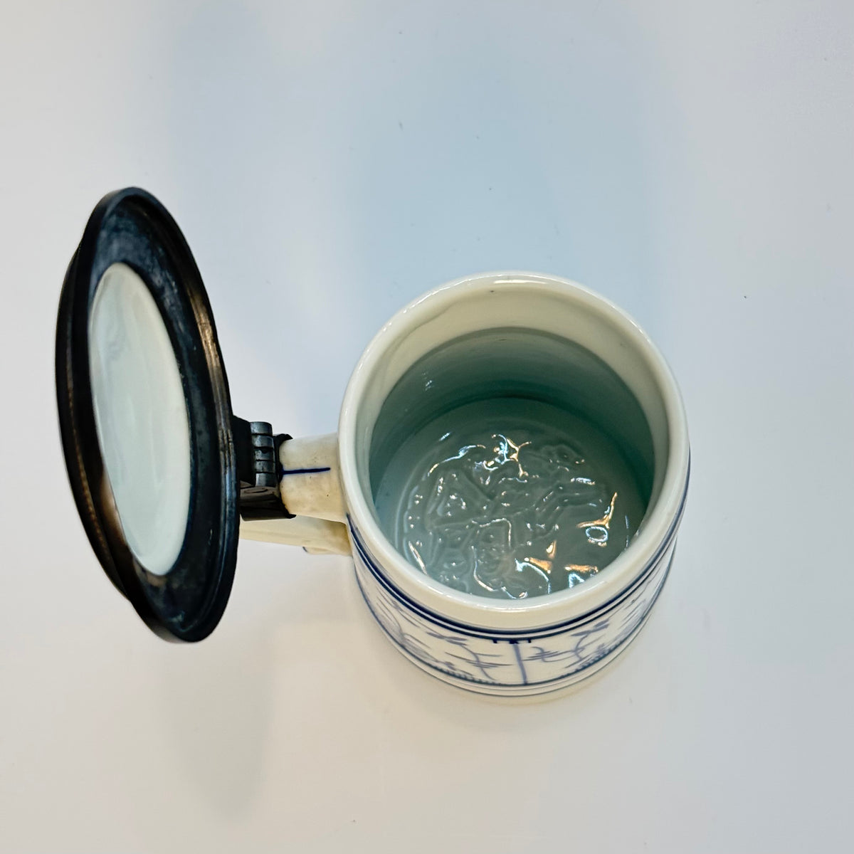 Lithophane ølkrus i porcelæn med tinlåg, 1930-40'erne