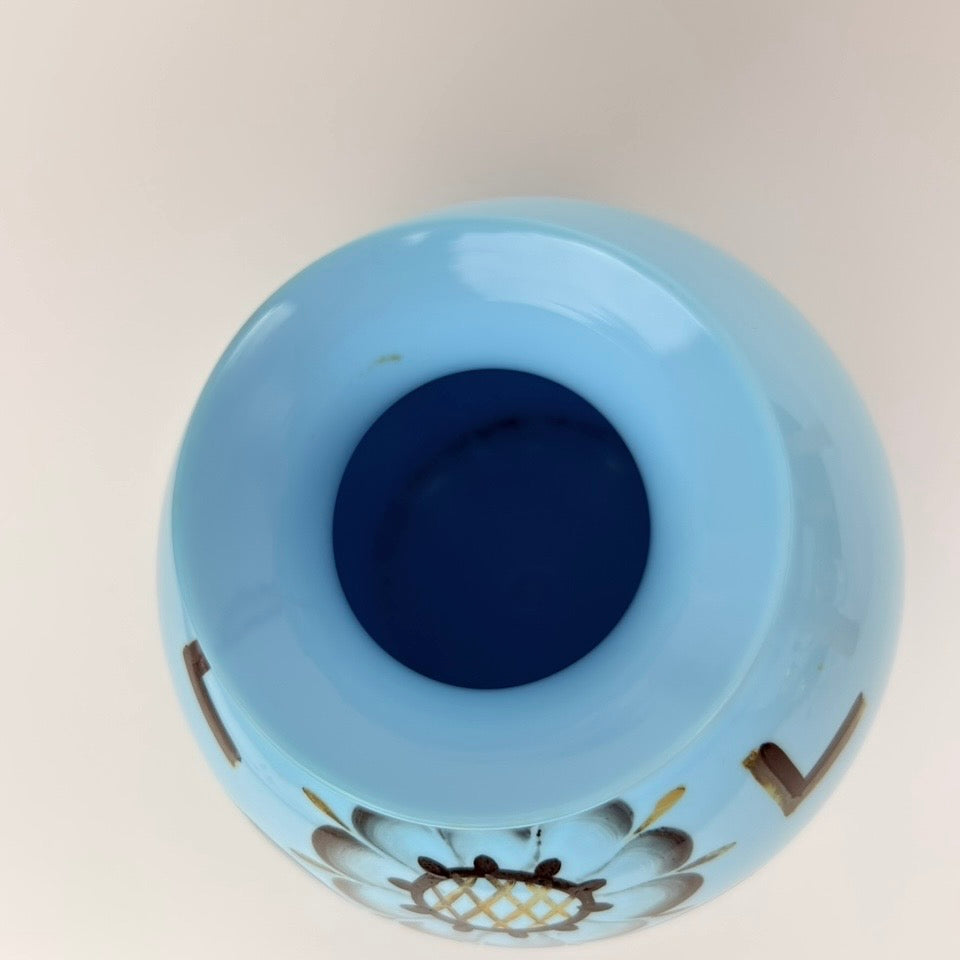 Vintage vase i lyseblåt opalinglas med håndmalet blomster