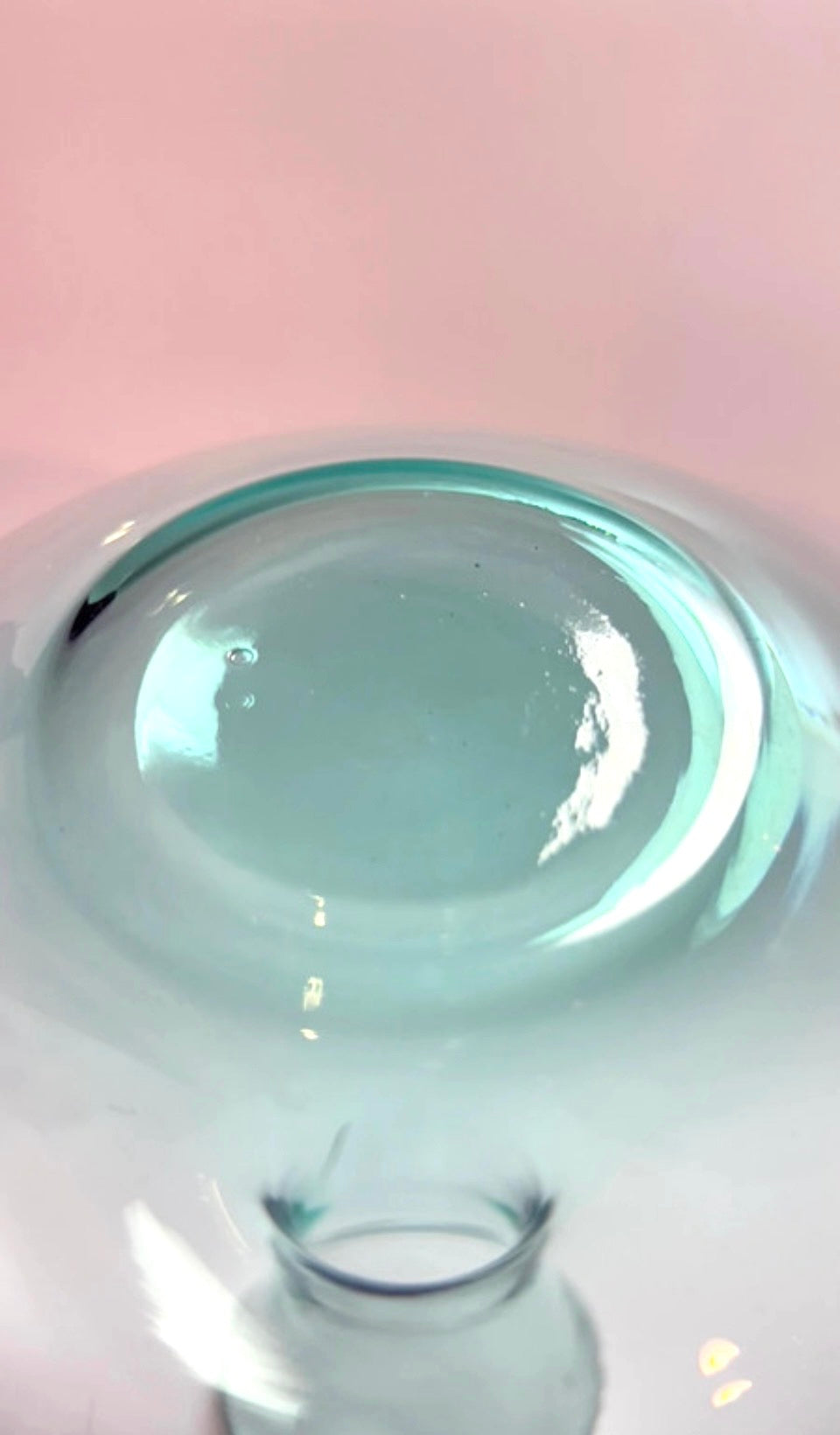 Skandinavisk turkis-grøn glas­karaffel i mundblæst glas, ca. 1960’erne