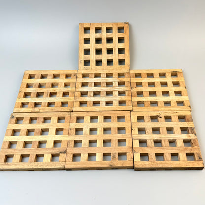 Vintage bordskånere i fingersamlet træ – sæt med 7 – 10,5 × 10,5 cm