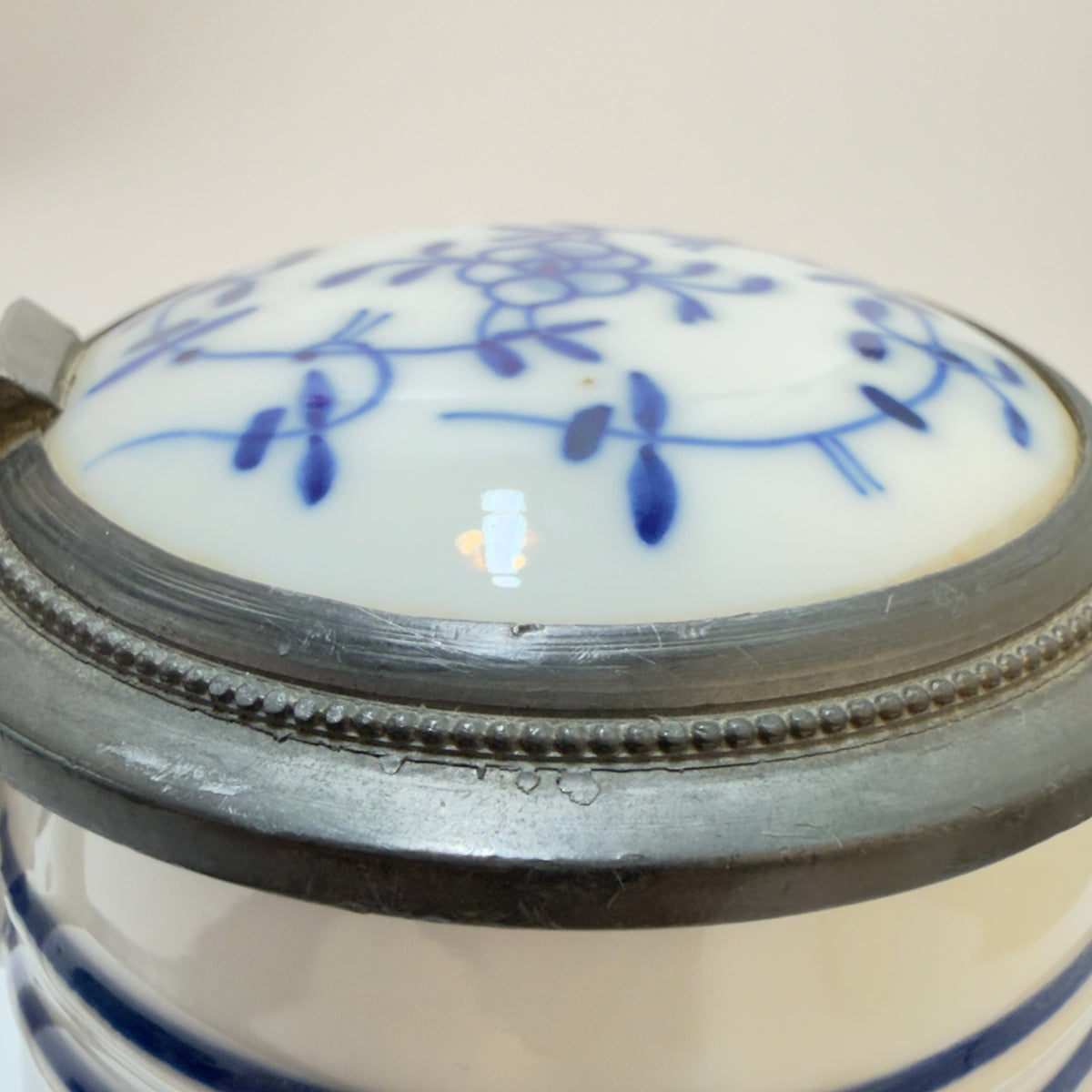 Lithophane ølkrus i porcelæn med tinlåg, 1930-40'erne