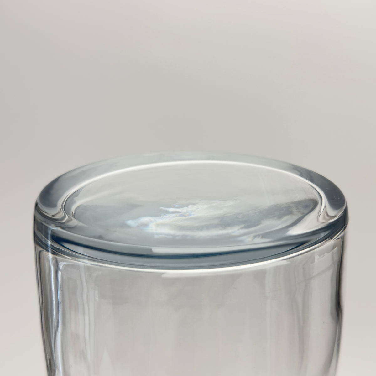 Glasvase i klart glas med svunget form, 26 cm