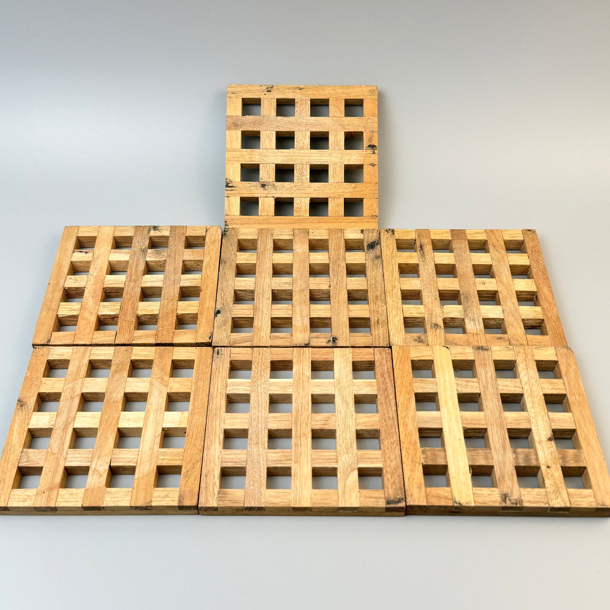 Vintage bordskånere i fingersamlet træ – sæt med 7 – 10,5 × 10,5 cm