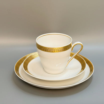 Lyngby Porcelæn kaffekop med underkop og kagetallerken – guldmæanderbort, Danmark