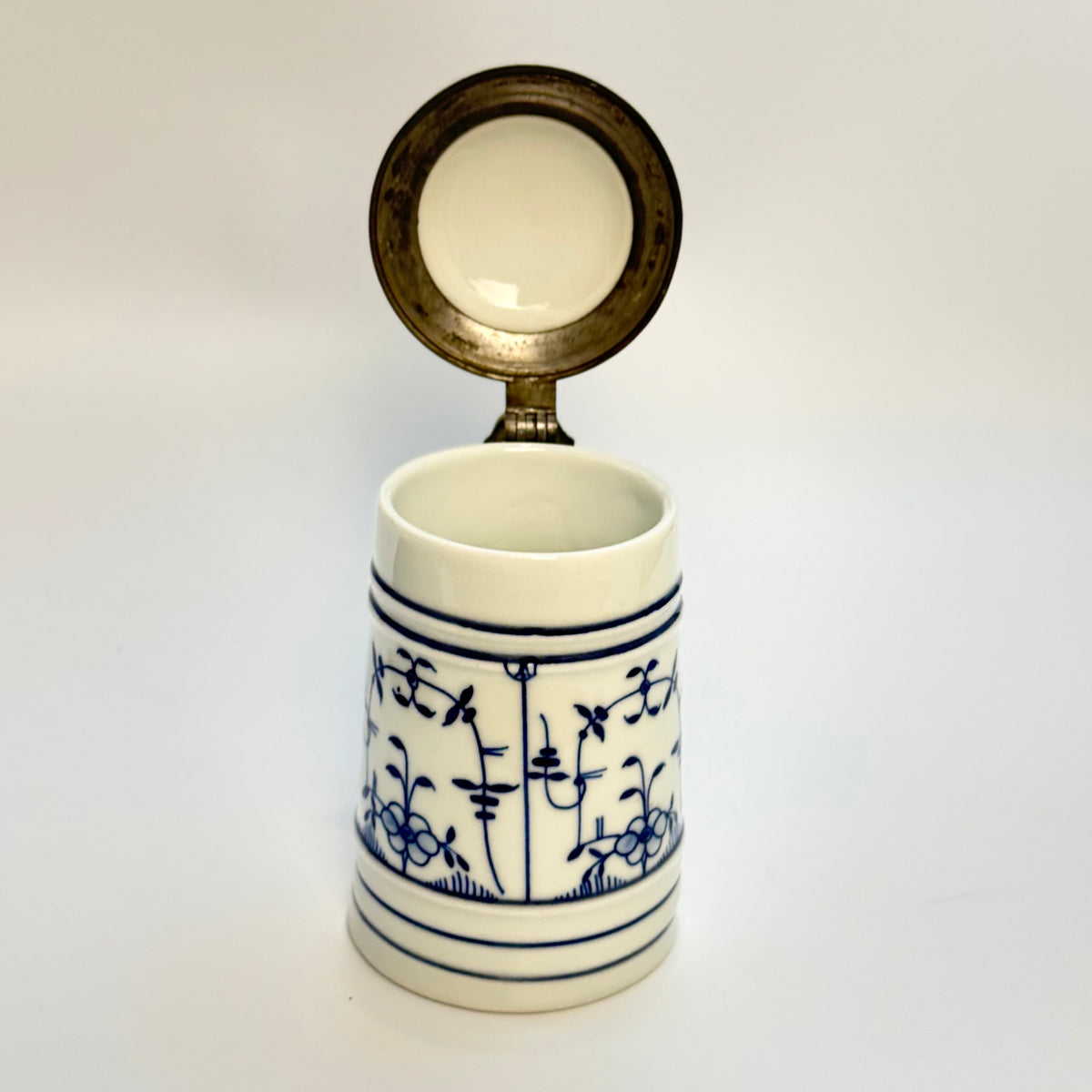 Lithophane ølkrus i porcelæn med tinlåg, 1930-40'erne