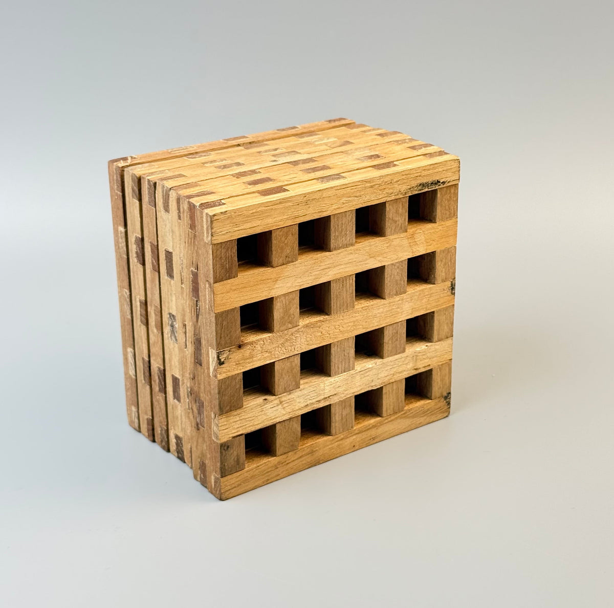 Vintage bordskånere i fingersamlet træ – sæt med 7 – 10,5 × 10,5 cm