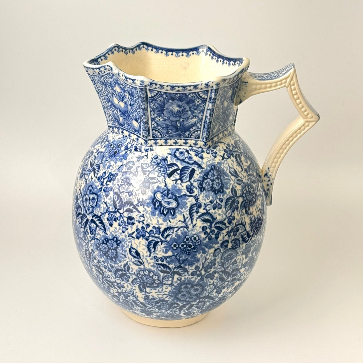 Antik J.F. Wileman “French” kande – Foley Pottery Staffordshire ca. 1892–1905 - Frøken Lilly