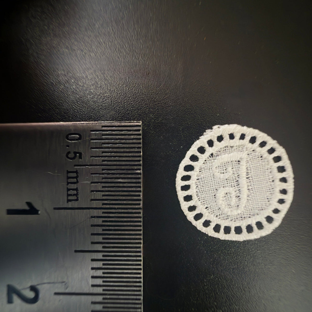 Antikke broderede monogrammer med bogstav J i original pergaminpose - Frøken Lilly