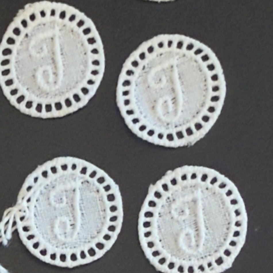Antikke broderede monogrammer med bogstav J i original pergaminpose - Frøken Lilly