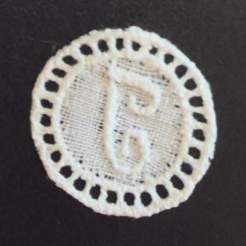 Antikke broderede monogrammer med bogstav J i original pergaminpose - Frøken Lilly